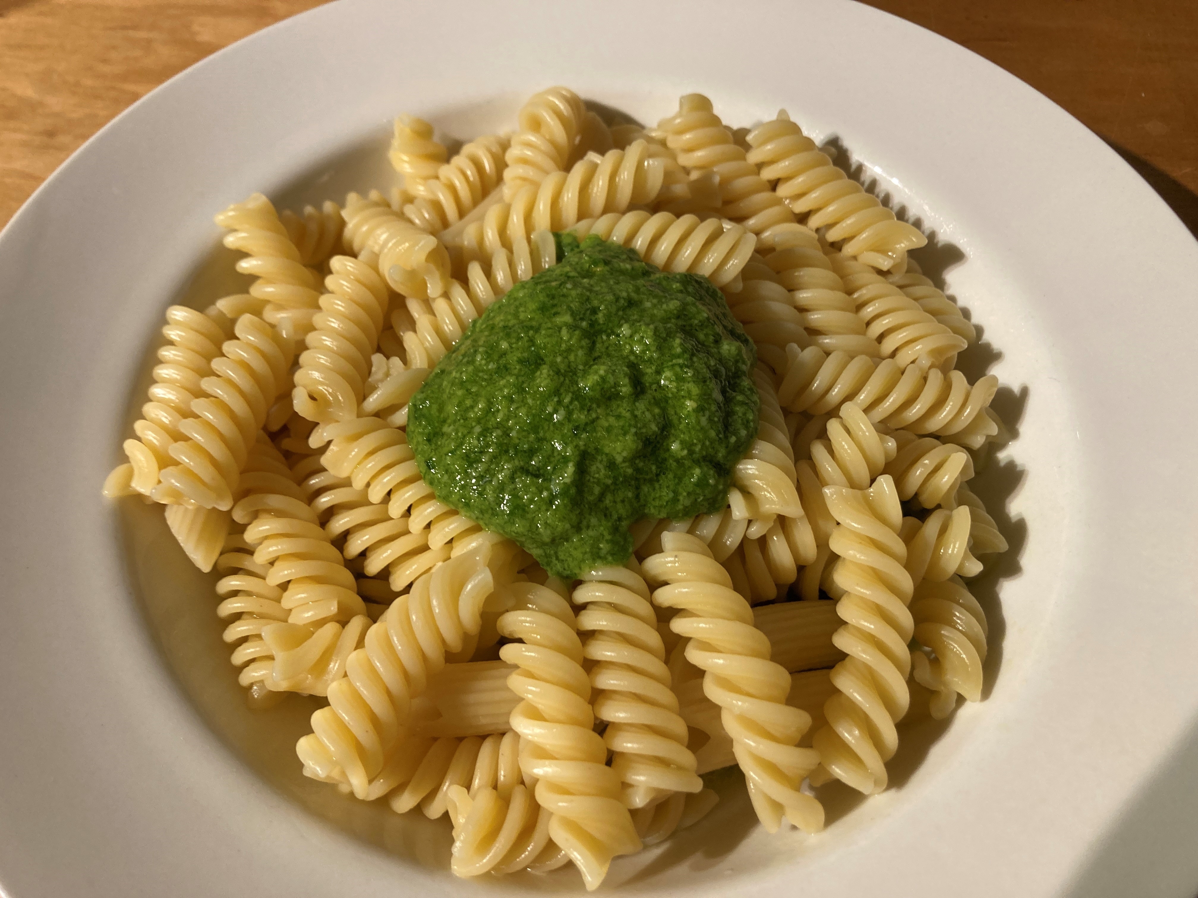 Frühlingsgruß im Teller: Bärlauchpesto mit Nudeln.  Bild: Jung