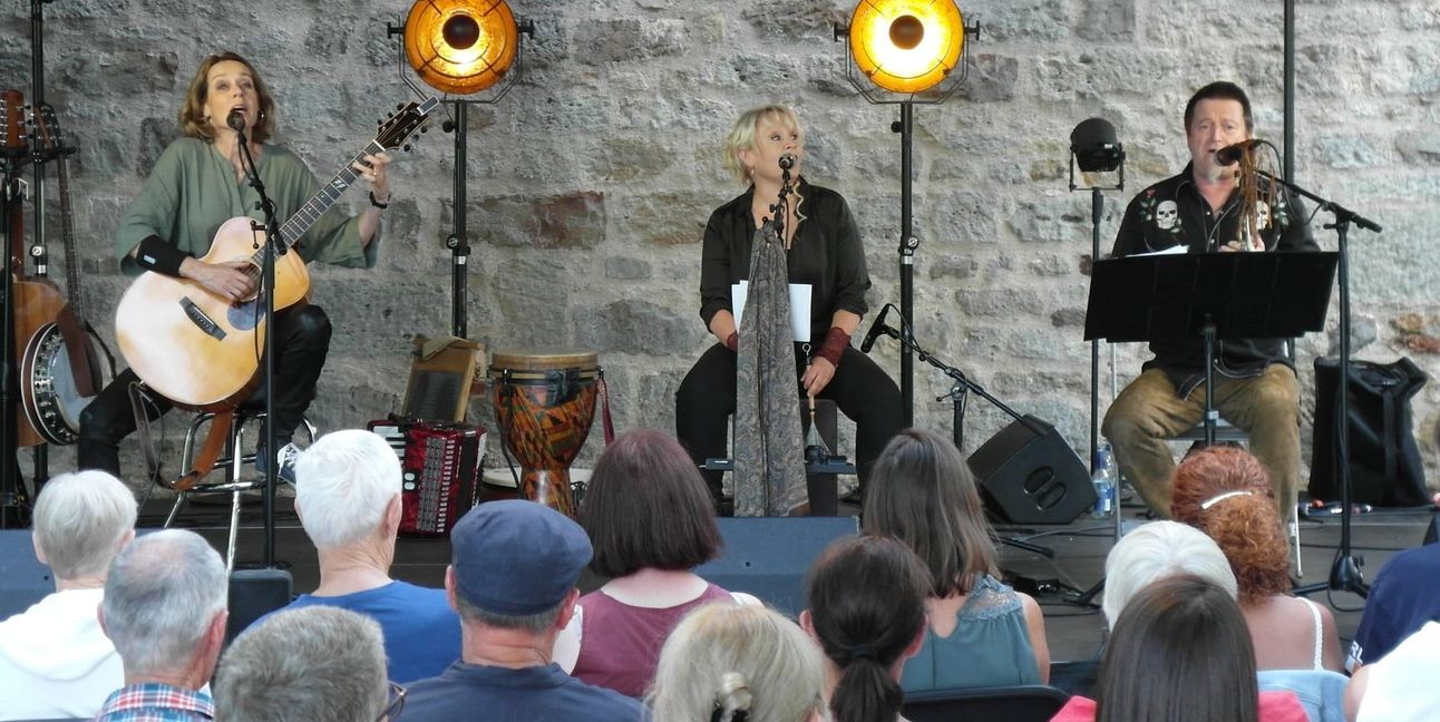 Das Trio „Hearts and Bones trifft Kauz“: Barbara Gräsle, Biggi Binder, Jens Heckermann (von links).Bild: Staber
