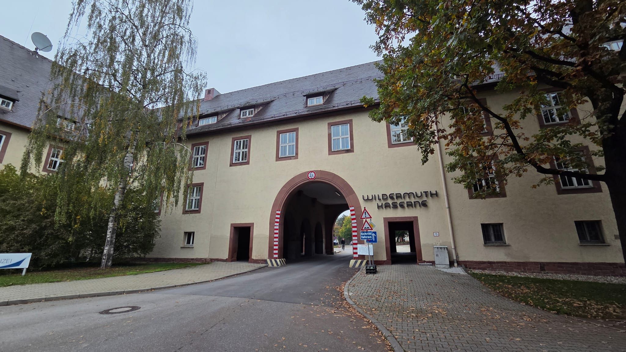 Das Eingangstor der ehemaligen Wildermuth-Kaserne in Böblingen. Auf dem Gelände befindet sich heute die Hochschule für Polizei Baden-Württemberg.