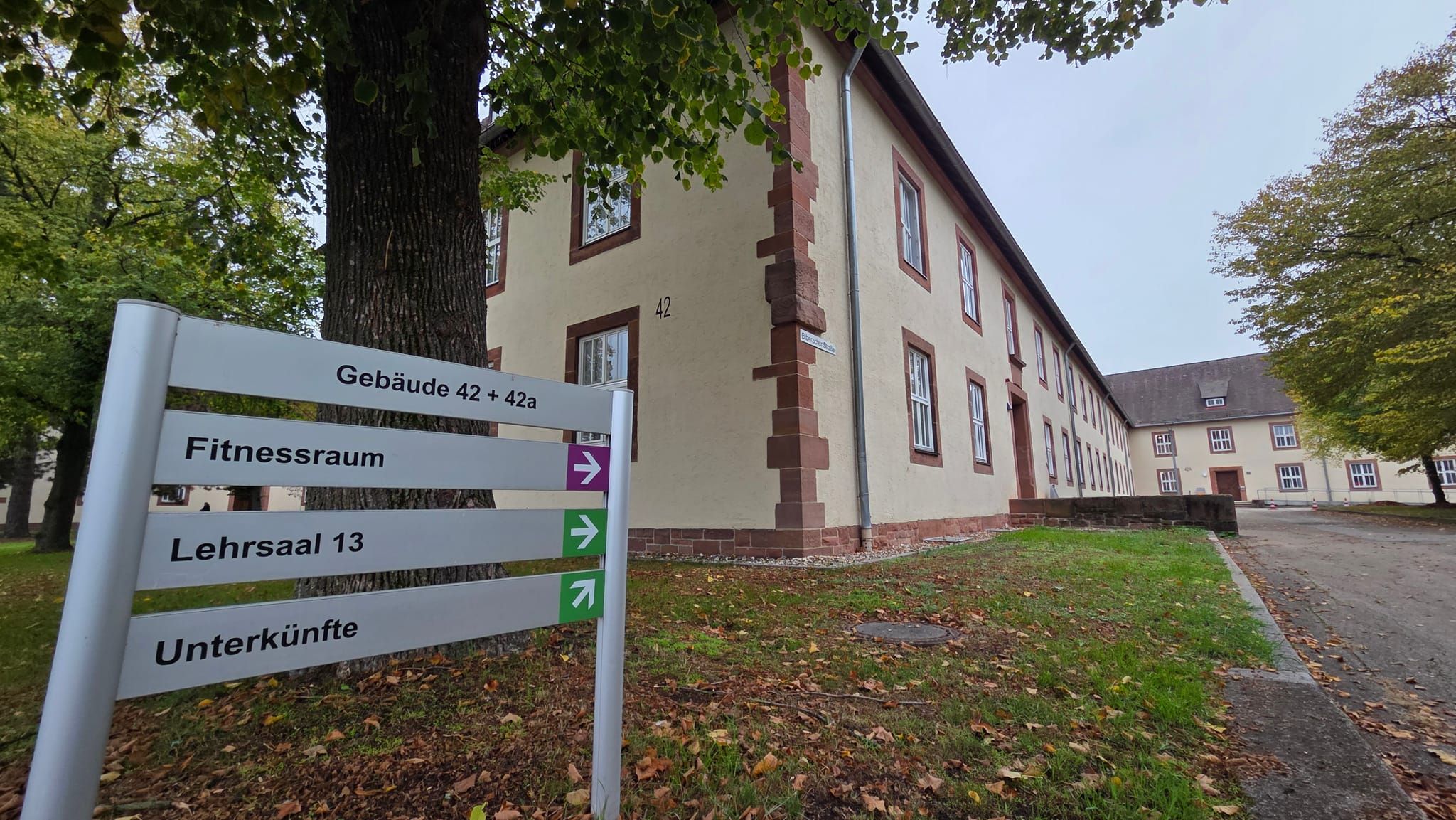 Im denkmalgeschützten Gebäude 42 wurden rund 80 Einzelzimmer für die Polizeifortbildung modernisiert.