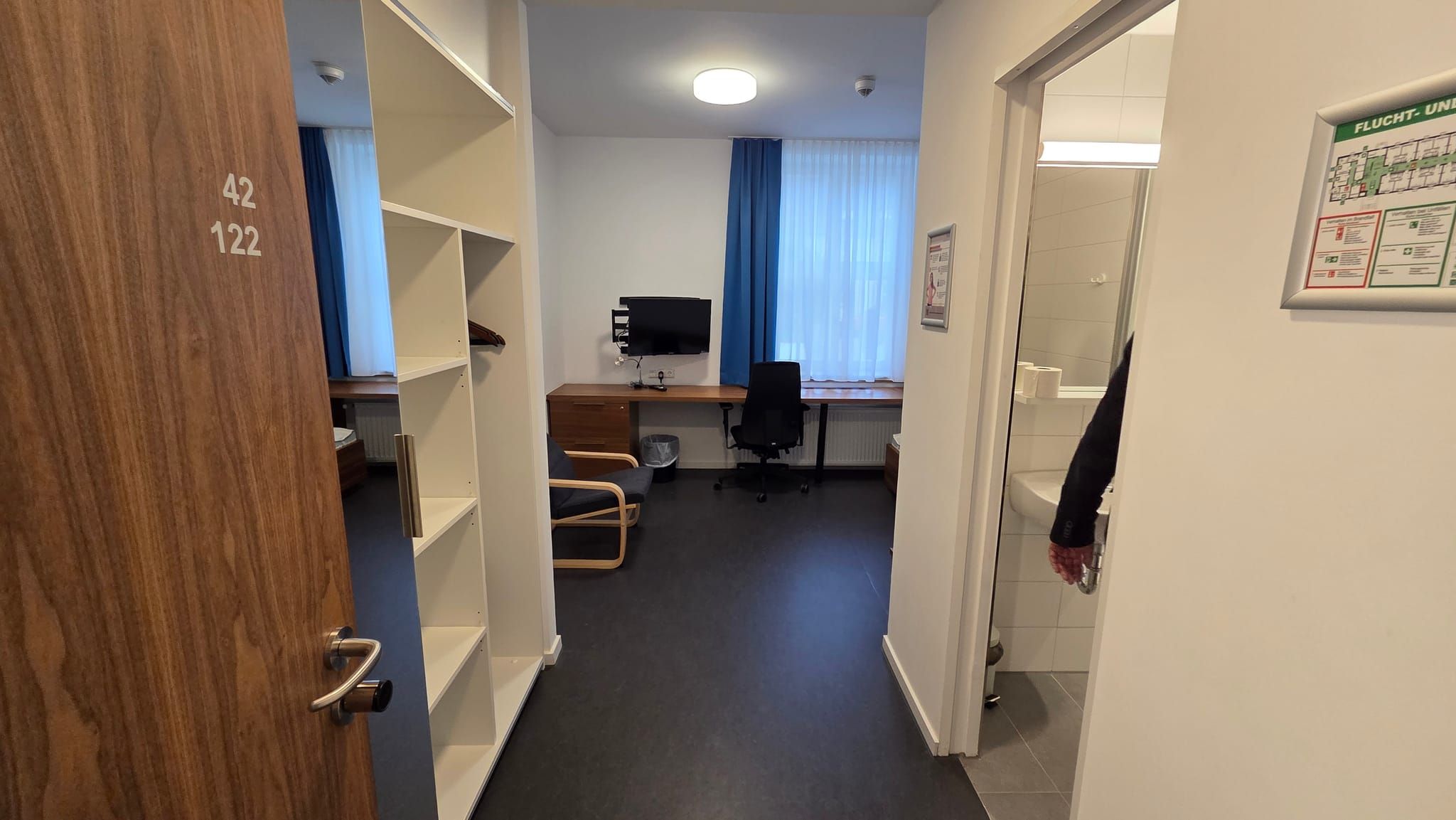 Schlicht, aber funktional: Die modernisierten Einzelzimmer bieten einen eigenen Arbeitsplatz und ein Badezimmer.
