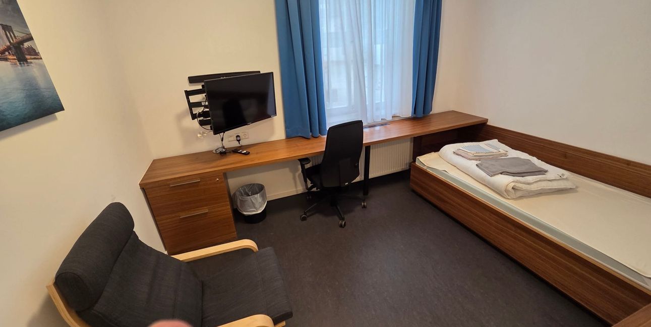 Schlicht, aber funktional: Die modernisierten Einzelzimmer bieten einen eigenen Arbeitsplatz und ein Badezimmer.