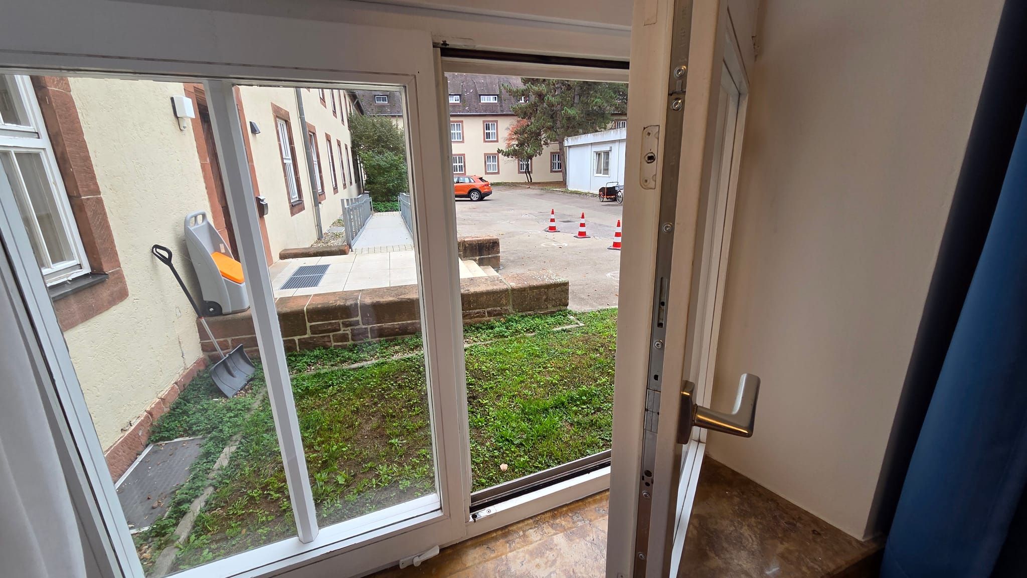 Blick aus einem der modernisierten Einzelzimmer auf den Innenhof der ehemaligen Kaserne.