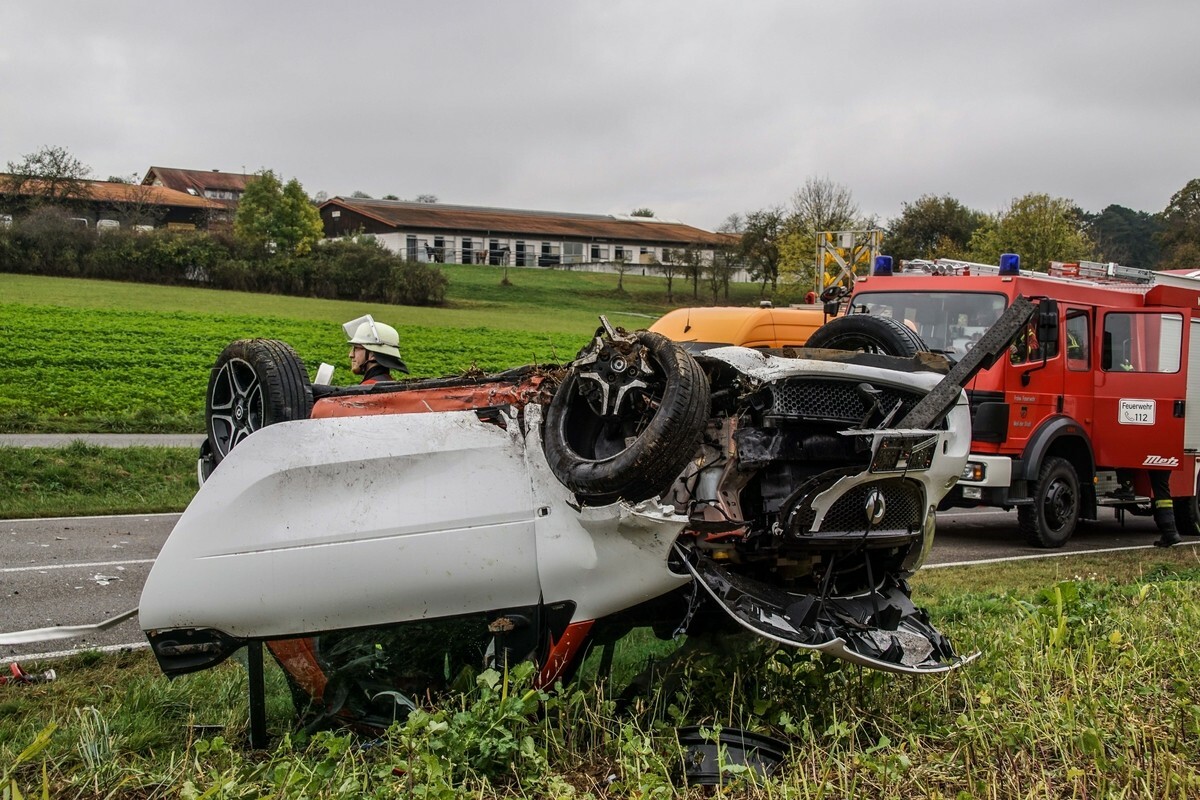 Ein spektakulärer Unfall im Oktober 2019 war der Überschlag eines Smart auf der B295 bei Weil der Stadt. Ein demolierter englischer Sportwagen, an beiden Autos Gesamtsachschaden von etwa 50 000 Euro und eine leichte verletzte Frau waren die Bilanz des Unfalls. Archivbild: SDMG / Dettenmeyer