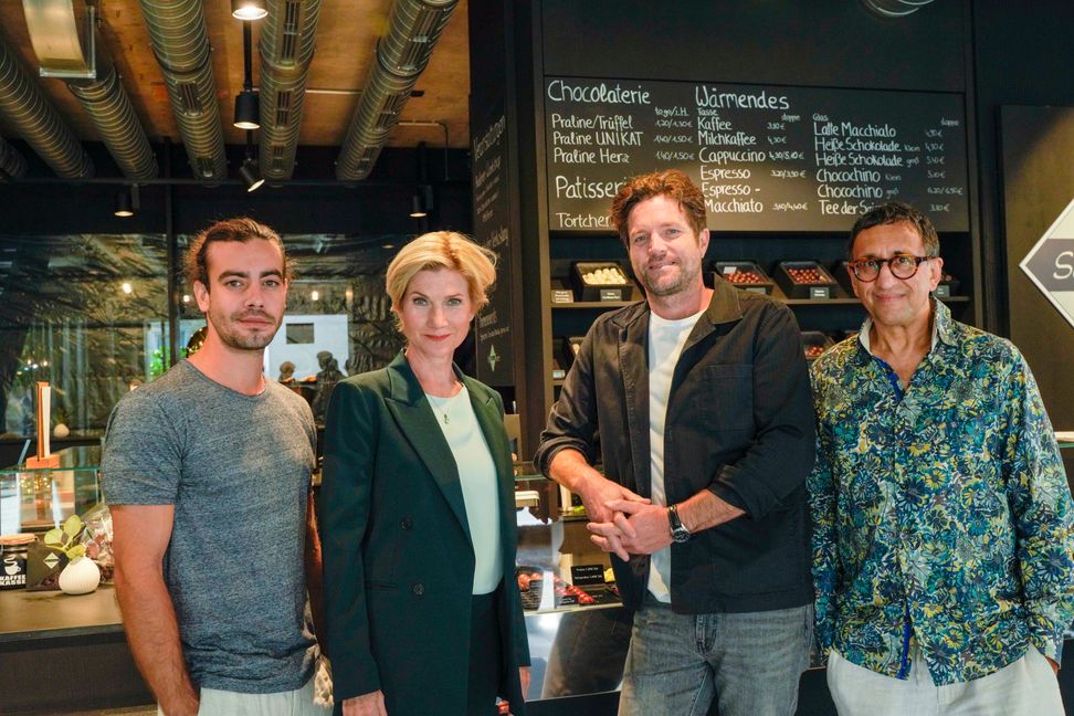 Der Leiter der Rechtsmedizin Dr. Benedikt Förster (gespielt von Florian Wünsche), Kriminalhauptkommissarin Martina Seiffert Astrid M. Fünderich), Kriminalhauptkommissar Jo Stoll, (Peter Ketnath) und Jan Arnaud, Leiter der Kriminaltechnischen Untersuchung, (Mika Zaka Sommerfeldt) sind zurzeit beim Sindelfinger Chocolatier Kevin Kugel im Dreh-Einsatz. Bild: Dettenmeyer