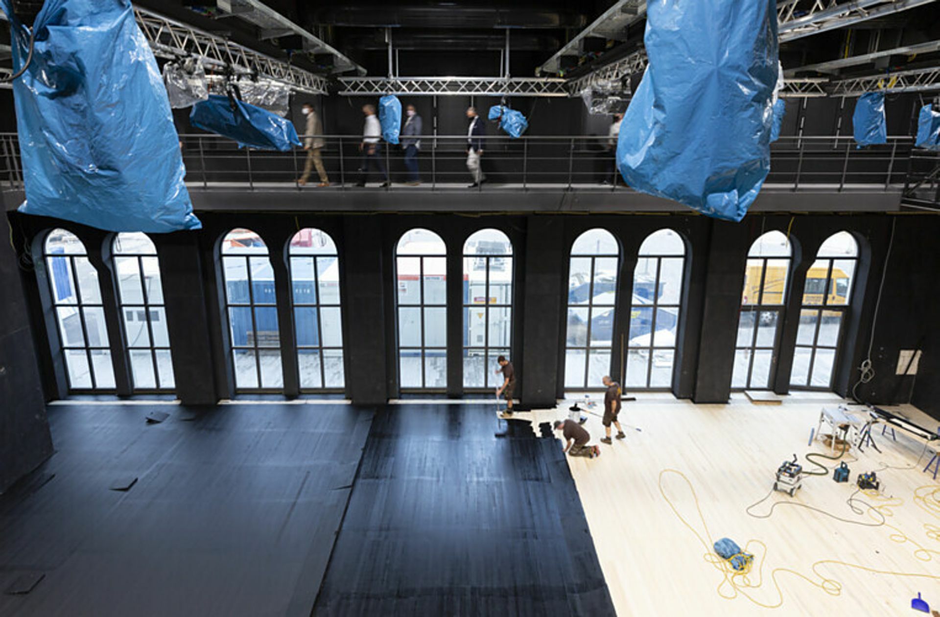 Die  Fassade bildet die Hülle für die Kultur. In den vollständig entkernten Raum wurden neue Boxen eingestellt. Blick auf die Bauarbeiten im Theatersaal des KUBAA. Die Eröffnung 2020 fand mitten zur Corona-Pandemie statt. Inzwischen kann das Publikum das Theater Aalen auch wieder ohne Maske besuchen.