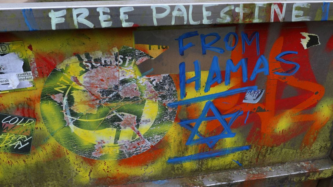 Schmierereien mit eindeutiger Botschaft in einem Park in Marburg.