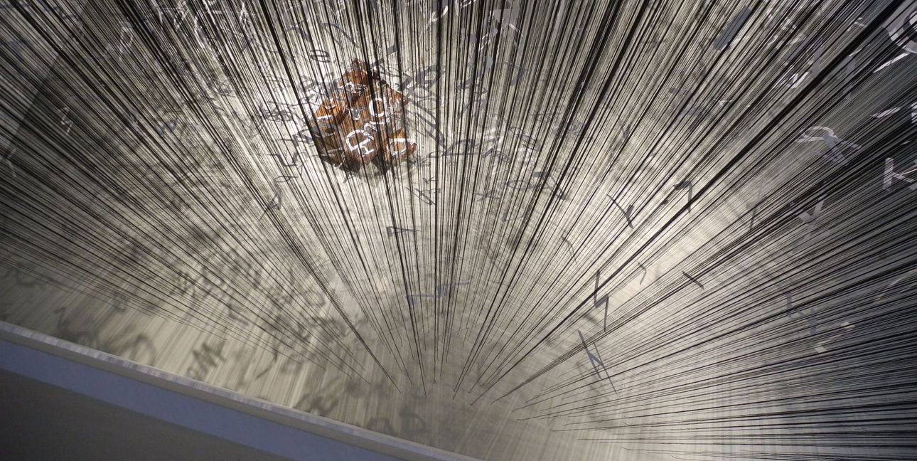 „Silent World“ von Chiharu Shiota war eine der beeindruckenden Ausstellungen im Schauwerk.