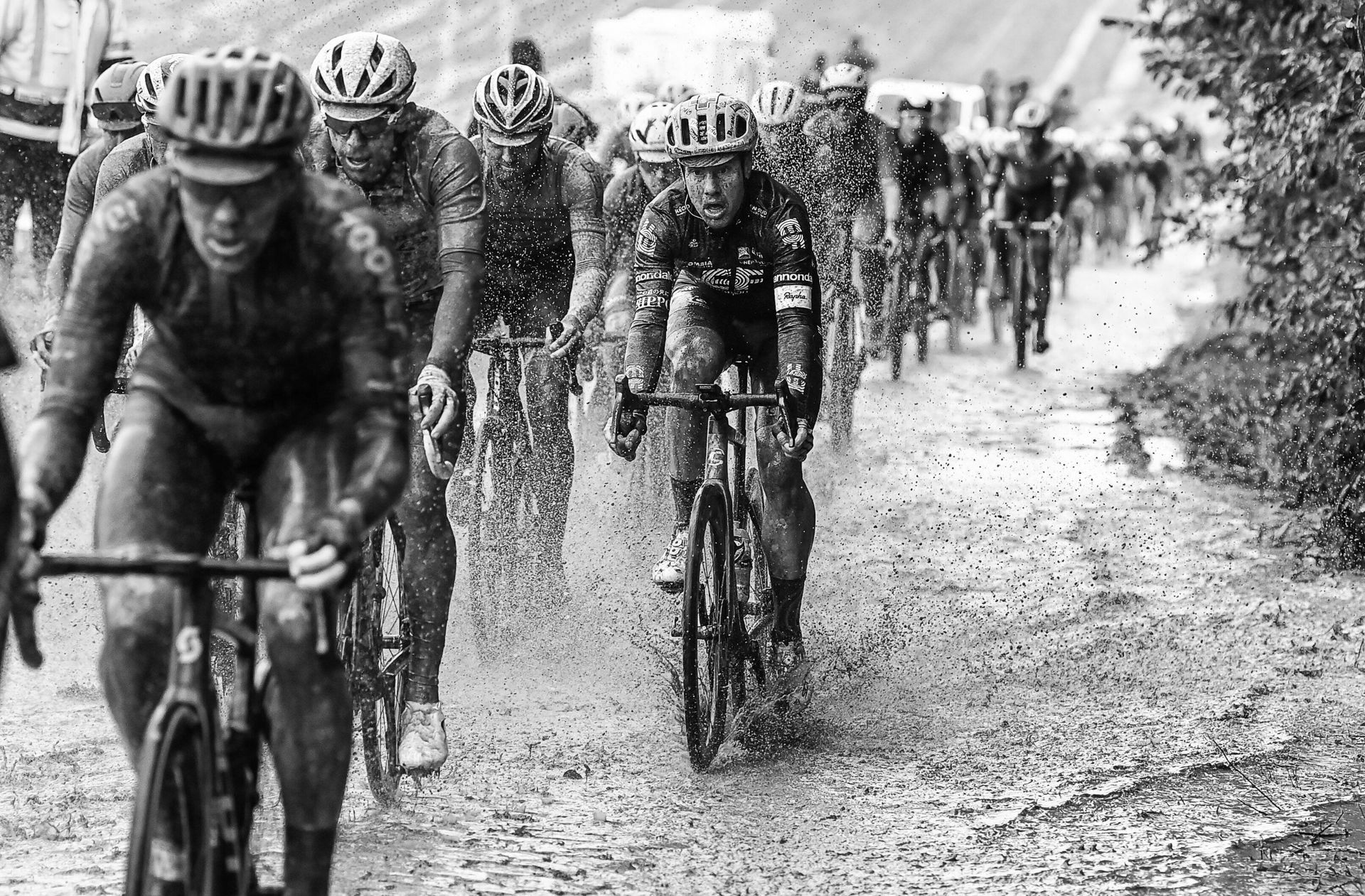 Dreck, Schweiß und Tränen: Das Traditionsrennen Paris–Roubaix verlangt den Fahrern alles ab.