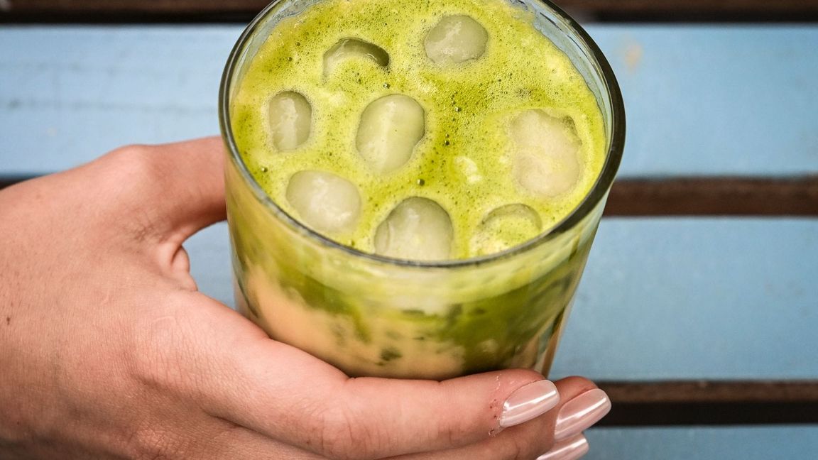 Iced Matcha Latte ist inzwischen für viele eine Alternative zu Eiskaffee (welcher Art auch immer).