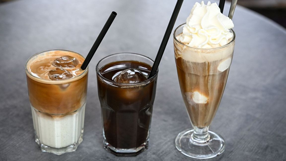 Iced Latte (also geeister Milchkaffee) und Iced Coffee sind puristischer als der sahnige Wiener Eiskaffee, der früher der Inbegriff von Eiskaffee in Deutschland war.