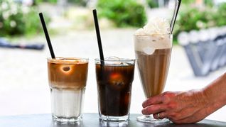 Iced Latte, Iced Coffee (also Kaffee mit Eiswürfeln) und klassischer Eiskaffee mit Vanilleeis und Sahne - präsentiert in einem Berliner Café.