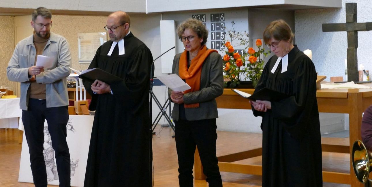 Betriebsseelsorger Marian Schirmer, Pfarrer Andreas Hiller, Ulrike Stepper und Pfarrerin Dr. Beate Kobler (von links) bei den Fürbittgebeten.