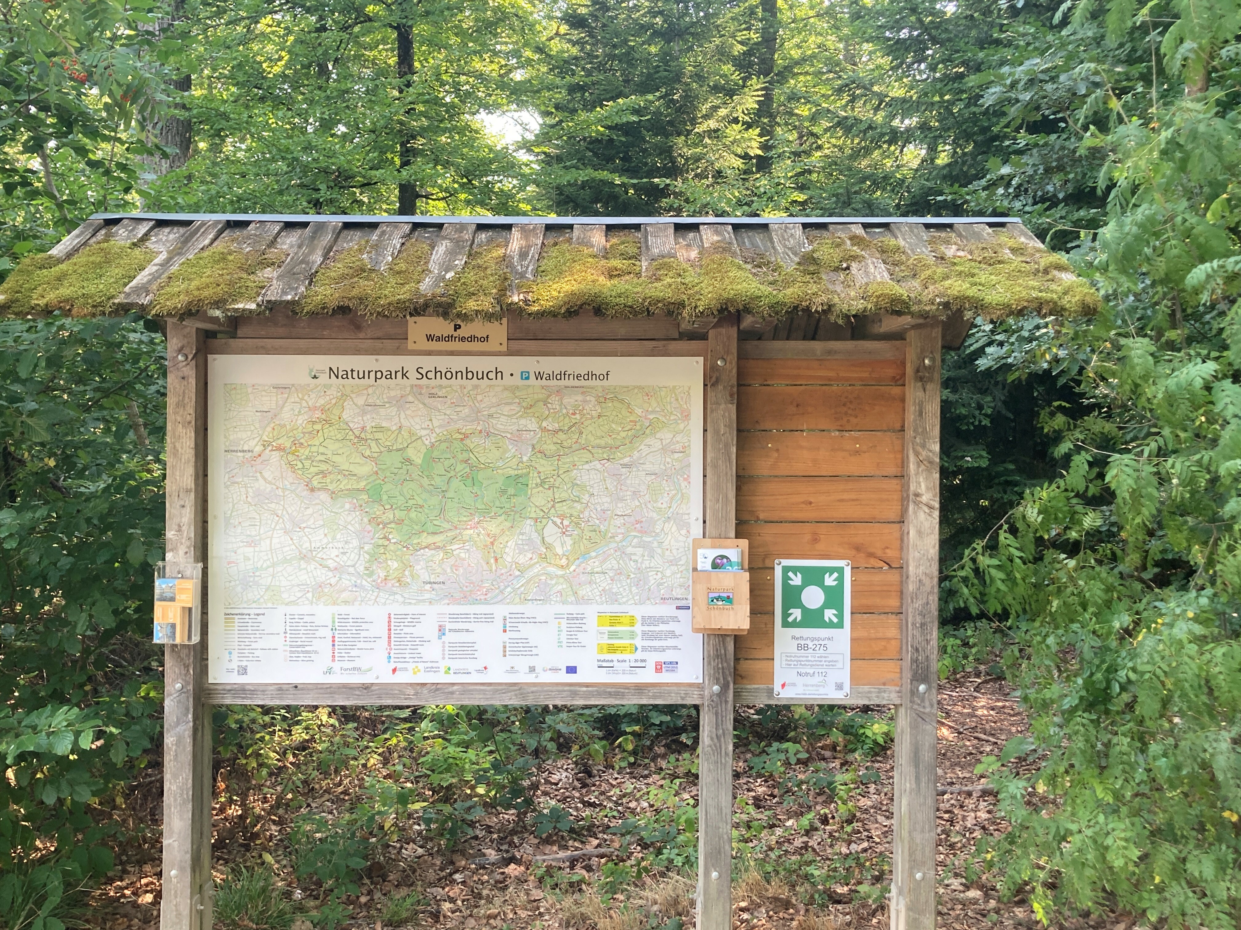 Vier Pfeile und ein weißer Punkt an den Infotafeln in den Wäldern und Feldern des Landkreises signalisieren einen Rettungspunkt. Bild: Jung