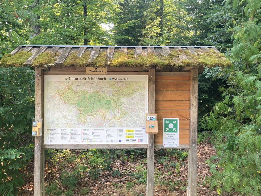 Vier Pfeile und ein weißer Punkt an den Infotafeln in den Wäldern und Feldern des Landkreises signalisieren einen Rettungspunkt. Bild: Jung