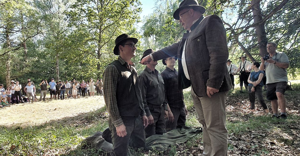 Claus Kissel (rechts) beim Jägerschlag.     Bild: Wegner