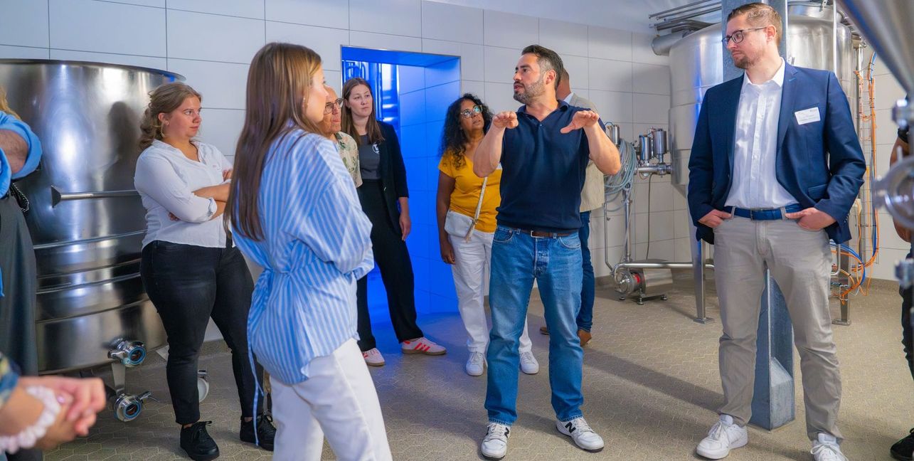 Braumeister Gustavo Tresselt führt die Teilnehmenden im Rahmen des Tourismusfrühstücks durch die Schönbuch Braumanufaktur.Bild: WSG