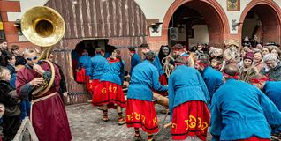 Mit der Ramme haben die starken Männer ein Loch in das Rathaustür gestoßen. Die Hexen halten sich schon bereit auf den Sturm ins Rathaus.