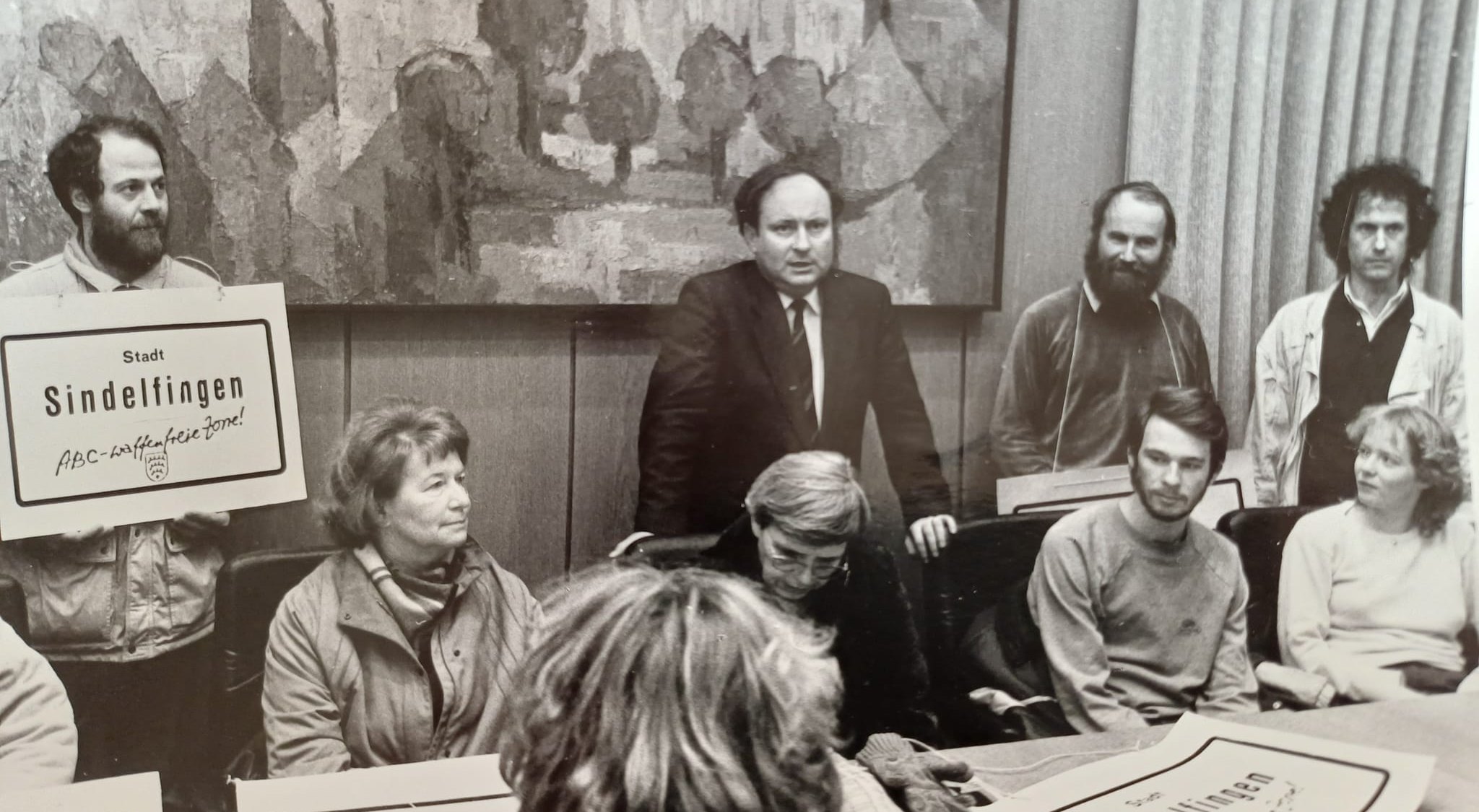 Am 24. Januar 1986 übergaben die Initiatoren des Bürgerantrags Oberbürgermeister Dr. Dieter Burger 2.420 Unterschriften. Rechts der Verfasser dieses Artikels.	Bilder: Archiv