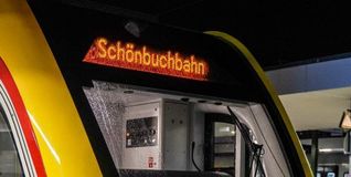 Am Südbahnhof in Böblingen wurde eine Person von einer Schönbuchbahn erfasst und schwer verletzt.