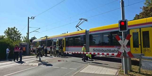 Am Südbahnhof in Böblingen wurde eine Person von einer Schönbuchbahn erfasst und schwer verletzt.
