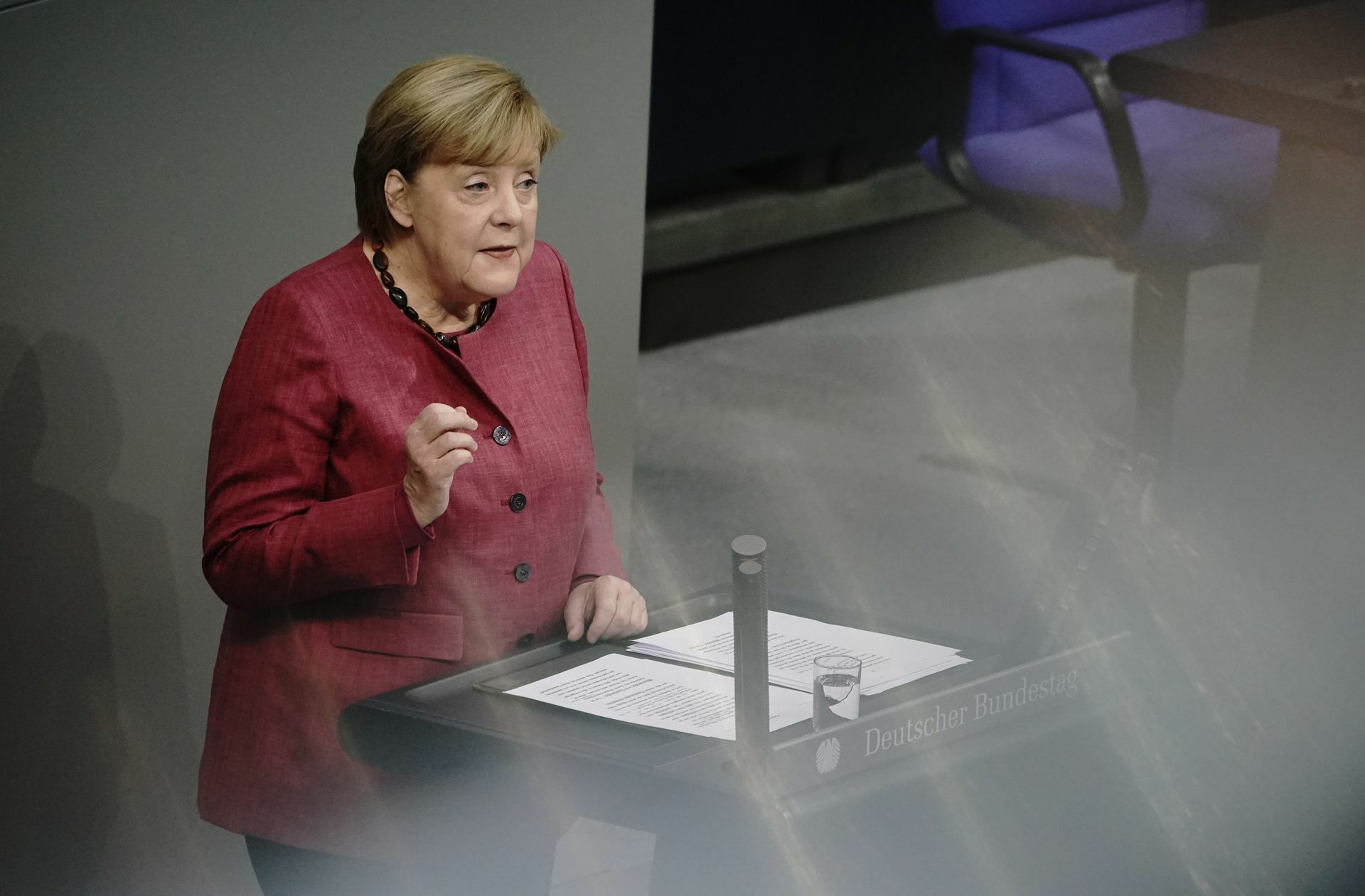 Angela Merkel rechtfertigt die Corona-Maßnahmen im Bundestag.