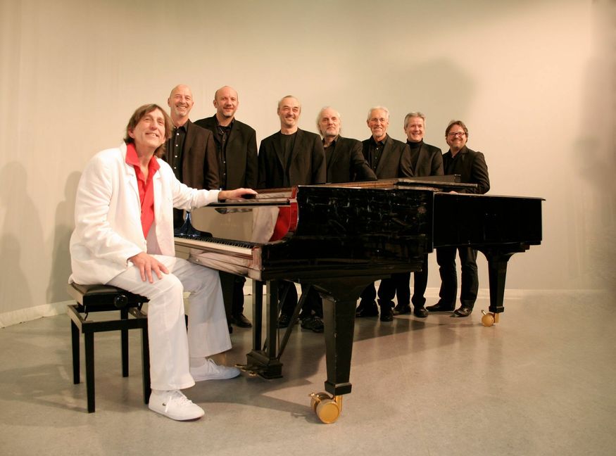 Gert Prix (links) ist mit der Udo Tribute Band am Mittwoch auf dem Sindellfinger Marktplatz zu Gast. Bild: z