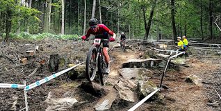 Bei der Deutschen Seniorenmeisterschaft der Mountainbike steuerte Hannes Genze seine Maschine in der Abfahrt souverän durch den Rockgarden und wurde Vizemeister.Bild: z