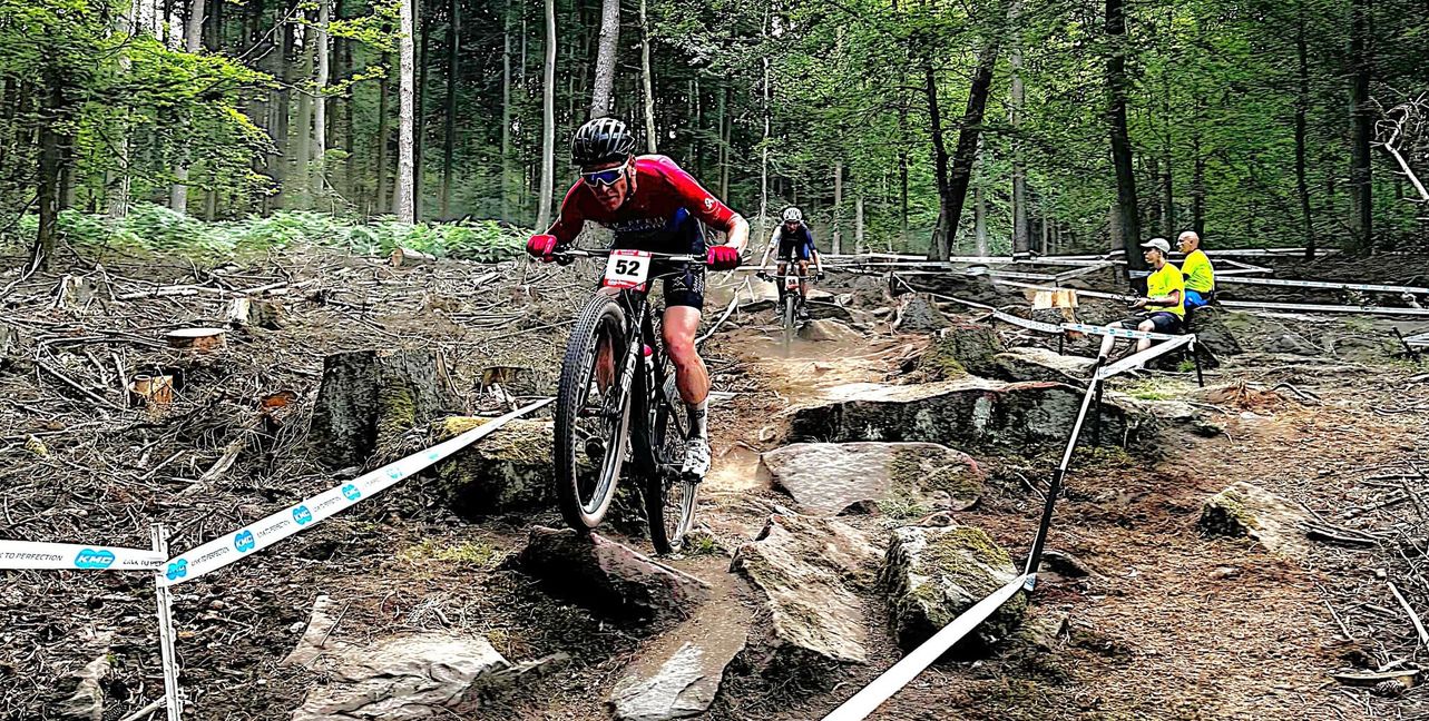Bei der Deutschen Seniorenmeisterschaft der Mountainbiker steuerte Hannes Genze seine Maschine in der Abfahrt souverän durch den Rockgarden und wurde Vizemeister.