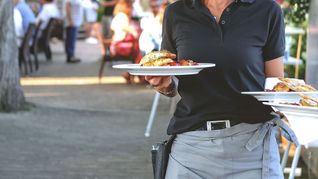 Überstunden fallen in vielen Jobs an – auch im Gastgewerbe.