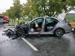 Vom Motor des beschädigten Mercedes ist nicht mehr viel zu sehen. Bild: SDMG/Dettenmeyer