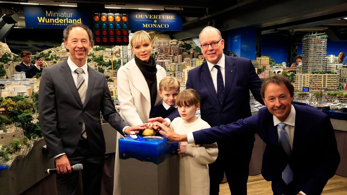 Der Fürst von Monaco (2. von rechts) war mit seiner Familie auch schon in Deutschlands wohl meistbesuchtem Museum in Hamburg. (Archivbild)