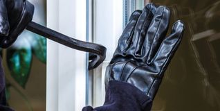Unbekannte Täter hebelten ein Fenster auf und kamen so in das Gebäude.