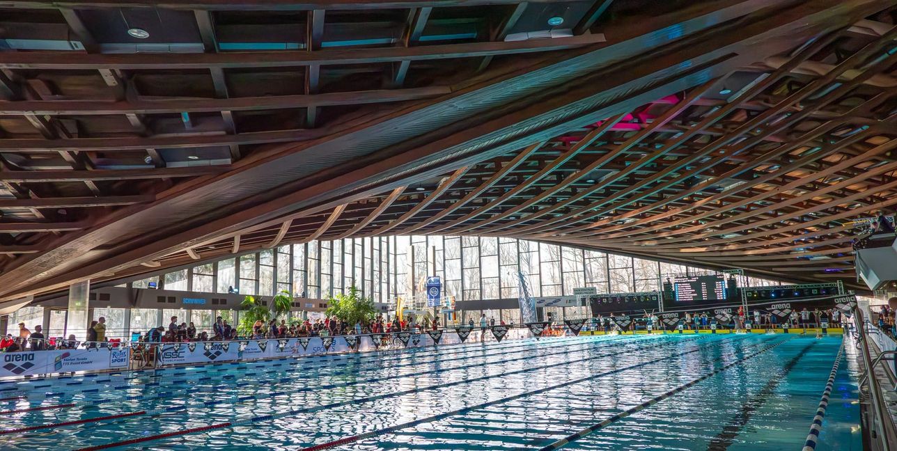 Ein Hingucker: Das Dach des Badezentrums.