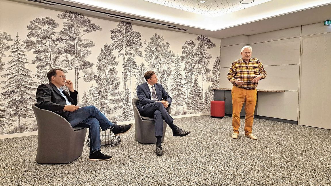 SZ/BZ-Redaktionsleiter Tim Schweiker, der FDP-Bundestagsabgeordnete Florian Toncar und Hermann Ayasse, Vorsitzender des GHV Sindelfingen (von links).