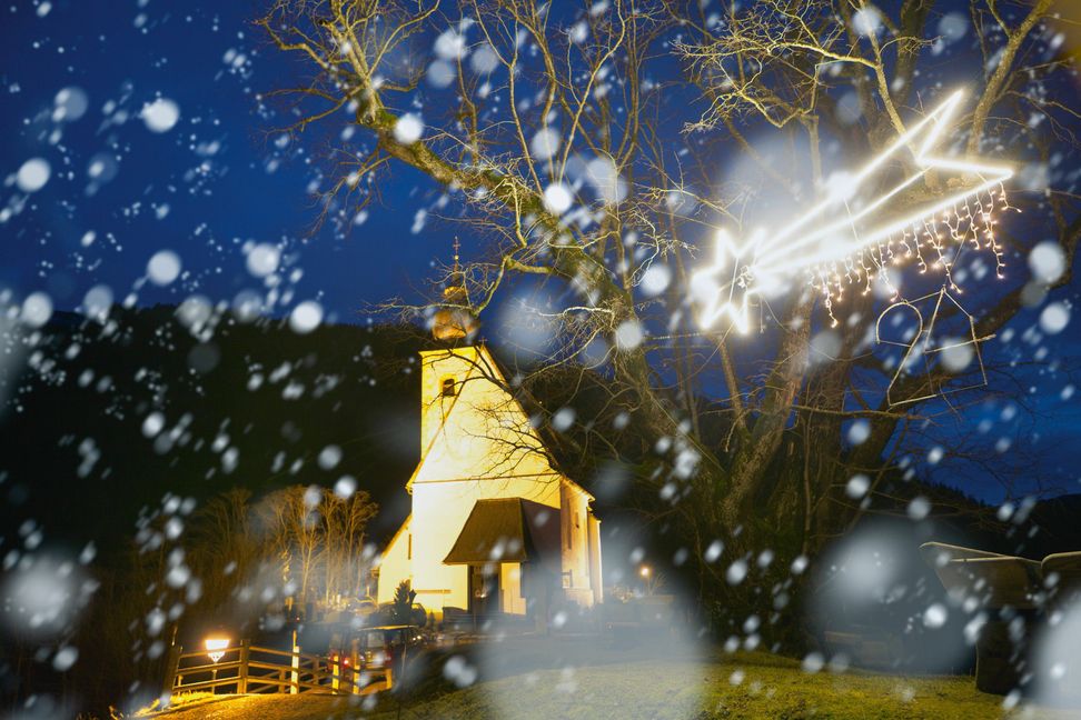 Wenn Schneeflocken durch die Luft tanzen und die winterliche Landschaft besinnlich erleuchtet ist, stellt sich eine ganz besondere Atmosphäre ein (Foto: epr/Hochkönig).