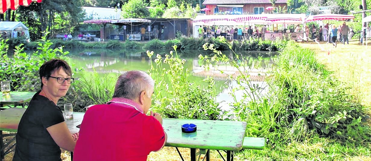 Die Besucher genossen die Atmosphäre beim Schönaicher Fischerfest. Bild: Müller