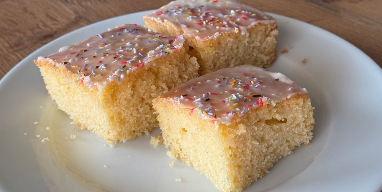 Der Teig des Kuchens besteht aus einem ganz einfachen Rührteig.