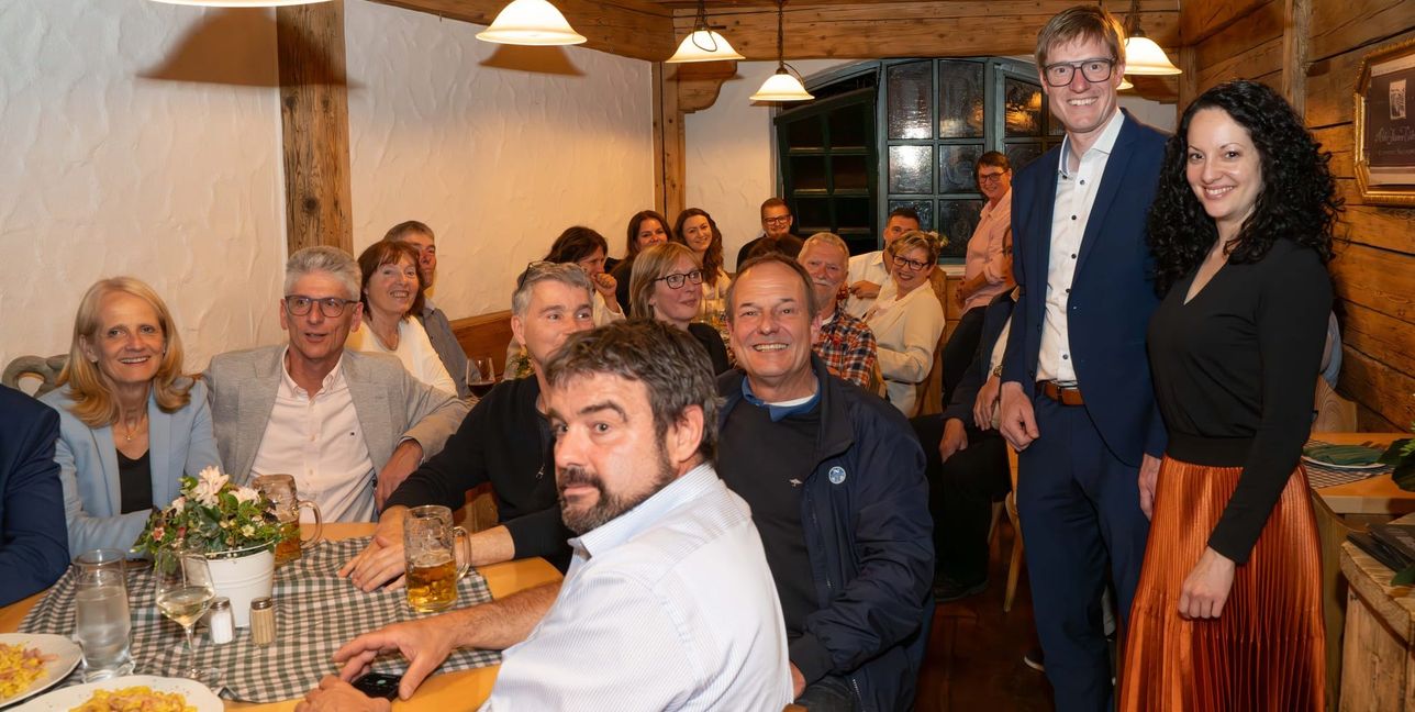 Freude nach dem Wahlkrimi: Der neue Sindelfinger OB Markus Kleemann feiert mit seiner Partnerin Ilona Benz und mit Freunden und Unterstützern im Altstadtlokal Funzel.