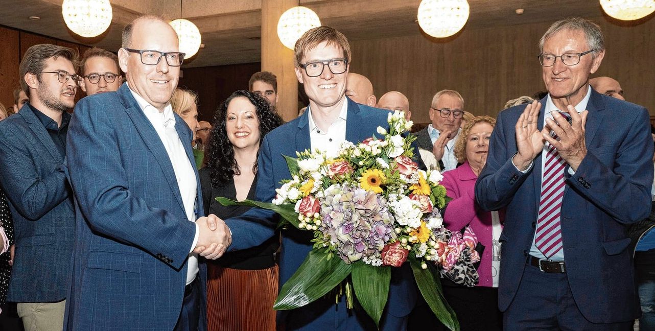 Blumen für den Sieger: Markus Kleemann nimmt die Glückwünsche von Amtsinhaber Dr. Bernd Vöhringer (links) entgegen. Rechts im Bild Landrat Roland Bernhard.