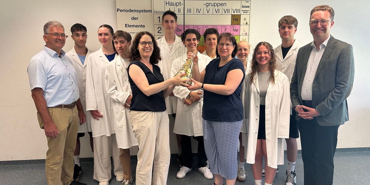 Michaela Munzar (Mitte rechts) übergibt das Fördergeld an Regina Eissler (Mitte links), Schulleiter Dr. Hopf (ganz rechts) und Abteilungsleiter Waldschmidt (ganz links). Bild: z