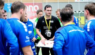 HSG-2-Trainer Tobias Petri bei der Teamansprache.