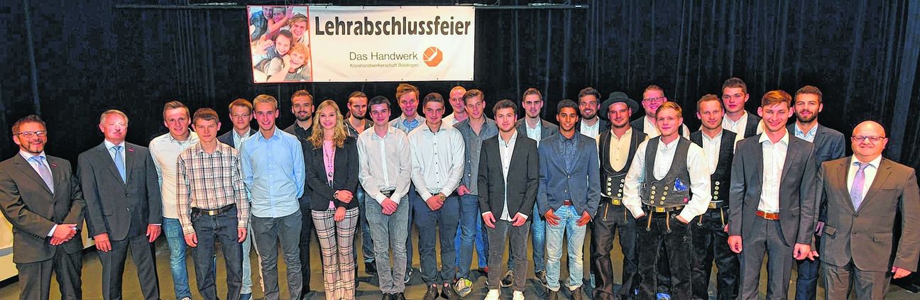 Preisgekrönte Auszubildende bei der Kreishandwerkerschaft. Die Auszeichnungen übergaben (von links) der stellvertretende Kreishandwerksmeister Hartmut Nietsch, Kreishandwerksmeister Wolfgang Gastel sowie der Geschäftsführer der Kreishandwerkerschaft, Thomas Wagner (rechts). Bild: Stampe