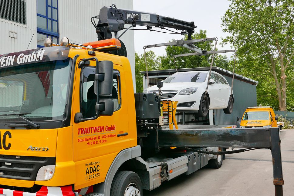 Im Hof des Abschleppunternehmens wird der Wagen des Falschparkers wieder abgeladen. Bild: Jung