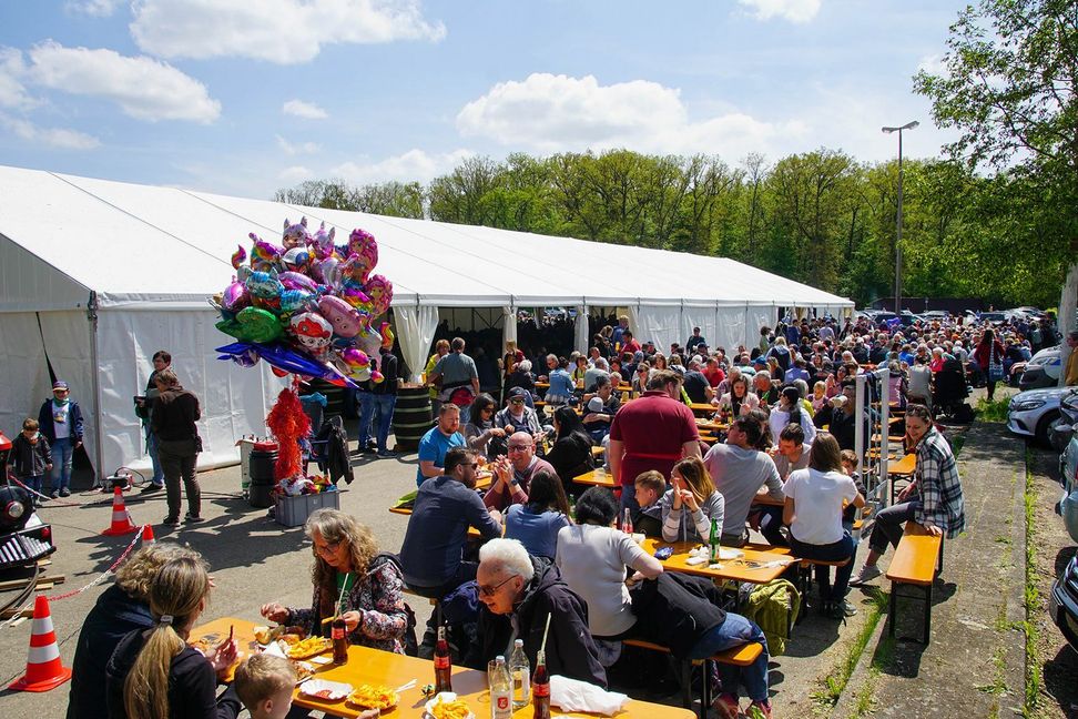 Bei der 30. Auflage hat die Feuerwehrmusikkapelle Dagersheim ihr Göckelesfest erstmals auf dem Festplatz beim Waldstadion veranstaltet.   Bild: Dettenmeyer