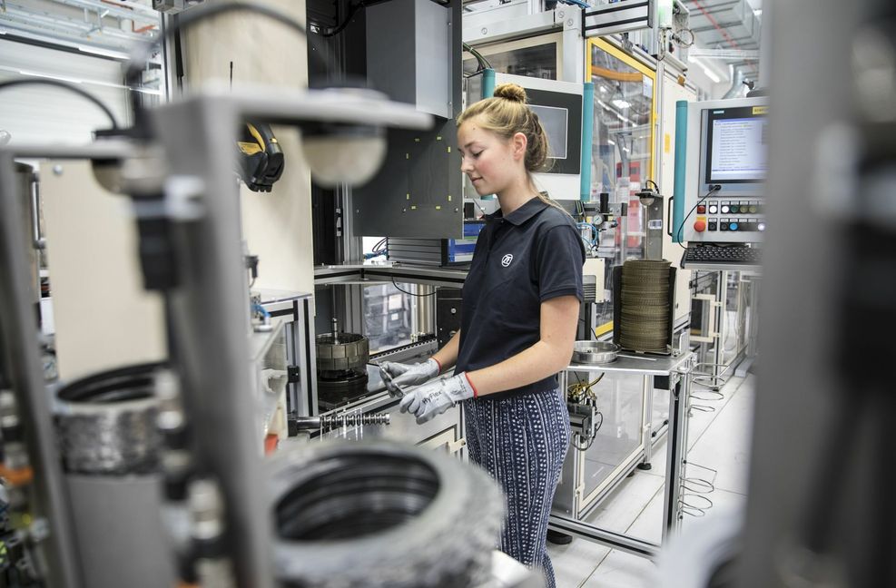 Neue Tätigkeitsfelder: Eine Mitarbeiterin von ZF montiert Komponenten für einen Elektromotor.