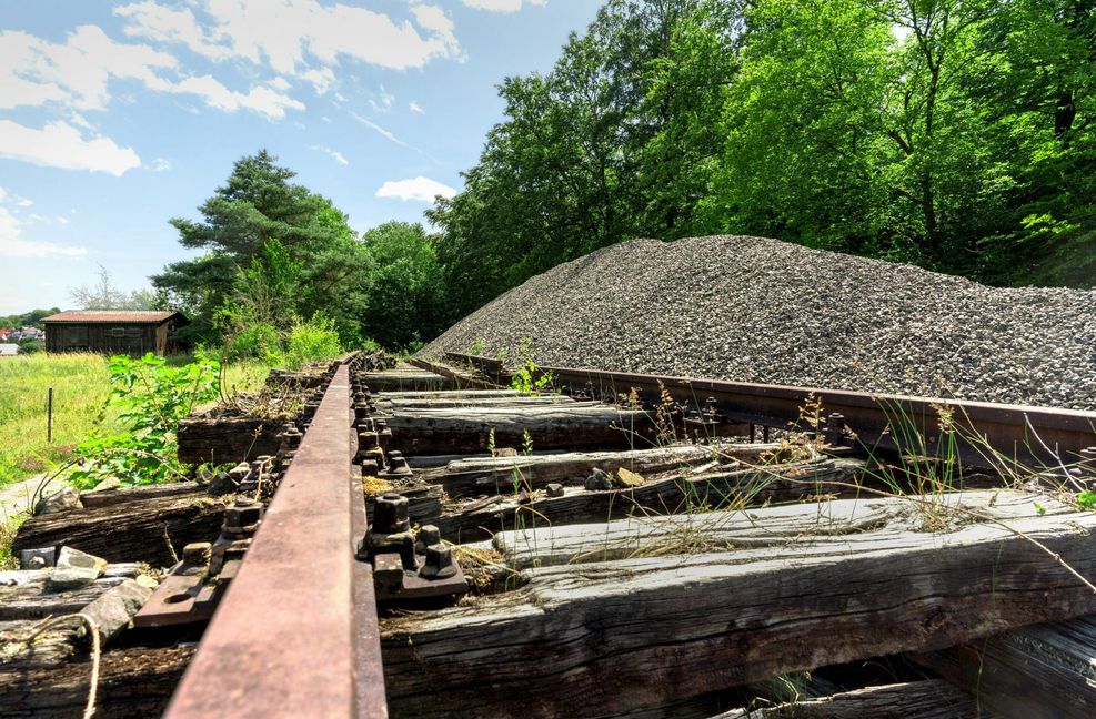 Am Gleis der Hermann-Hesse-Bahn bei Weil der Stadt-Schafhausen liegt zumindest schon der Schotter bereit.
Foto: factum/Andreas Weise
