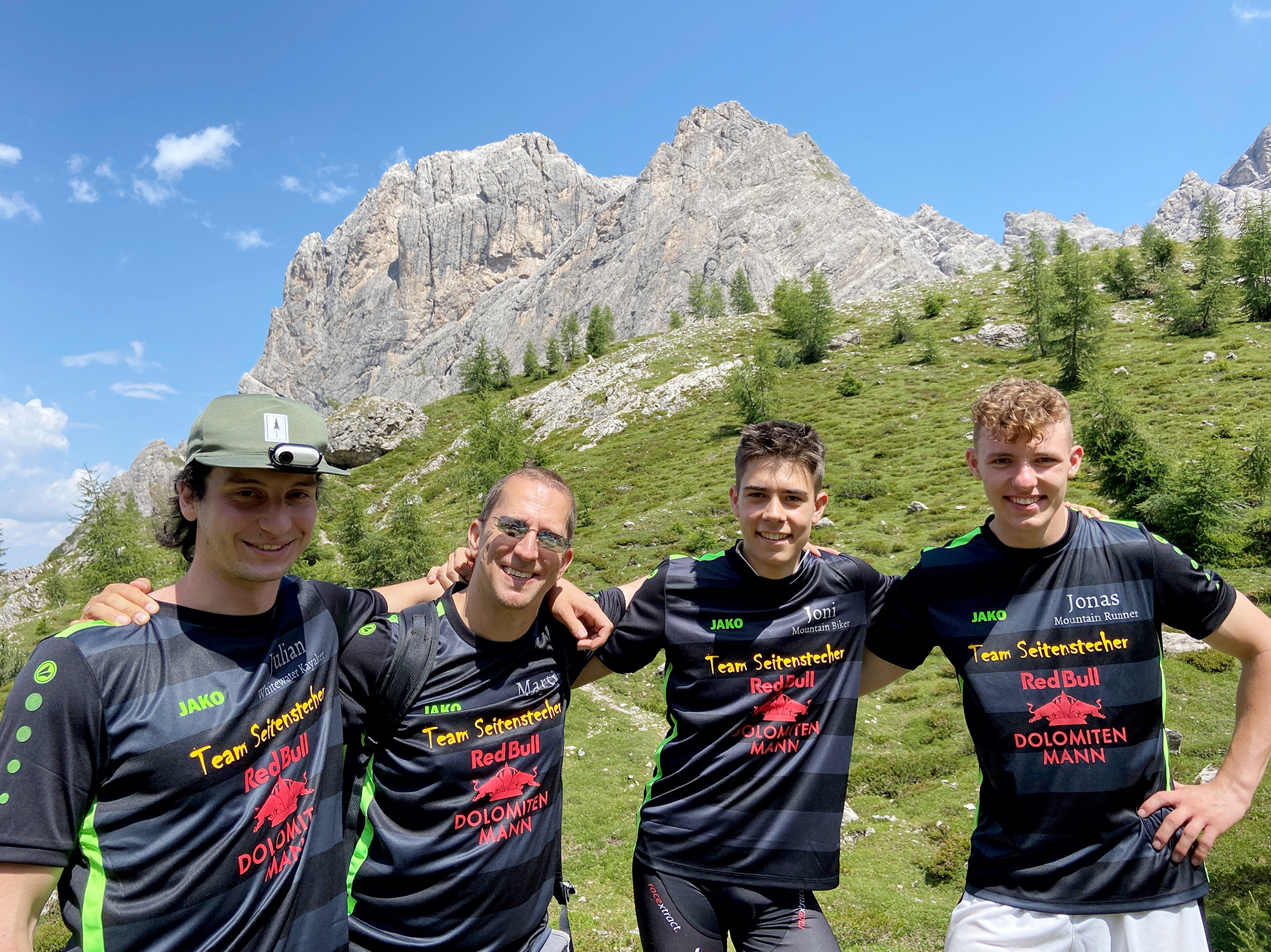 Vier, die es wissen wollen: Julian Munz wagt sich mit dem Kajak auf die sechs Kilometer lange Wildwasser-Fahrt. Martin Kalmbach übernimmt das spektakuläre Paragliding, bei dem auch das Laufen ein Knochenjob ist. Jonathan Kalombach pflügt sich drei Stunden lang auf dem Mountainbike durchs Gebirge. 19 Kilometer lang geht es hoch, 13 Kilometer lang Downhill. Der Gärtringer Landesliga-Kicker Jonas Machmer wird in Laufschuhen zum Gipfelstürmer und hat 2000 Höhenmeter vor sich (von links). Bild: z