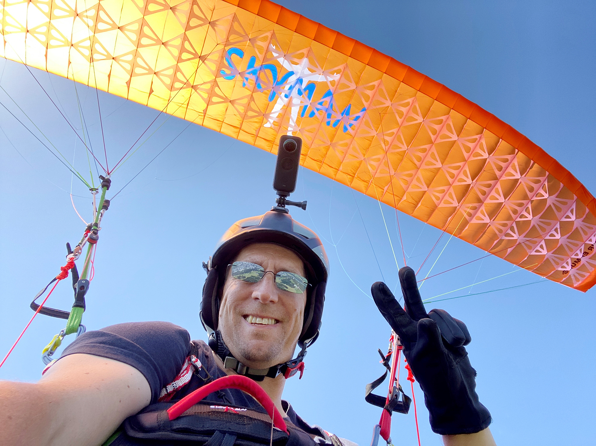 Martin Kalmbach beim Paragliding-Training in Lienzu.Bild: z
