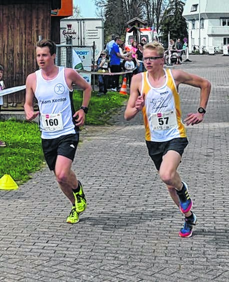 Gleichauf bei Kilometer fünf: Johannes Bergdolt (links) und Levin Maurer.